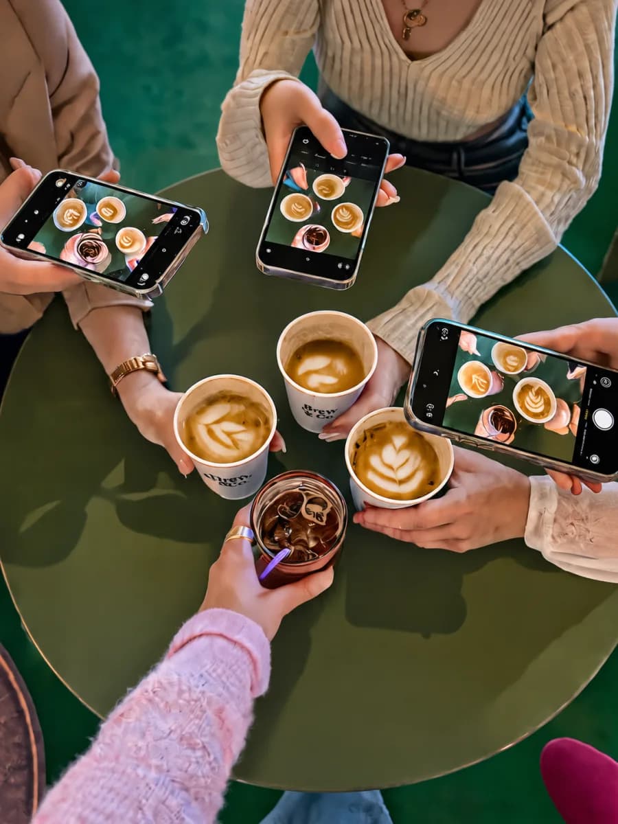 Amigos fotografiando café