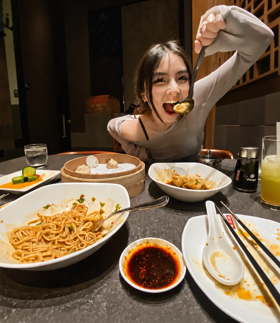 Una clienta disfrutando una comida