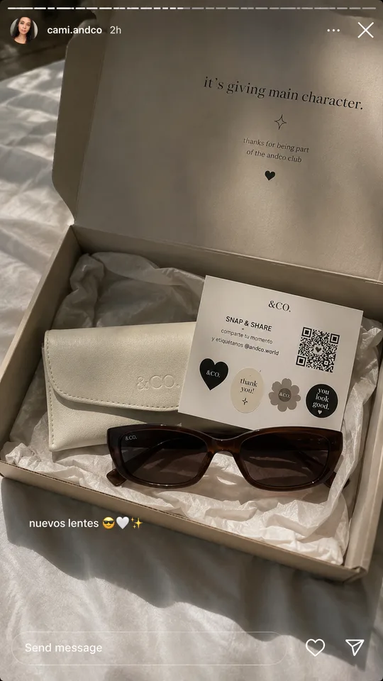 Caixa de roupas recém-recebida por uma cliente